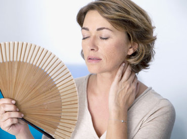Kaj so vročinski oblivi med menopavzo in kako jih je mogoče ublažiti?