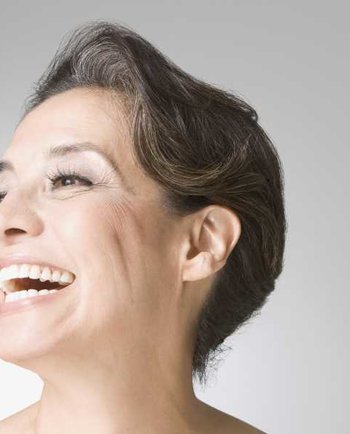 Zakaj med menopavzo začenjam opažati dlake na določenih delih obraza?