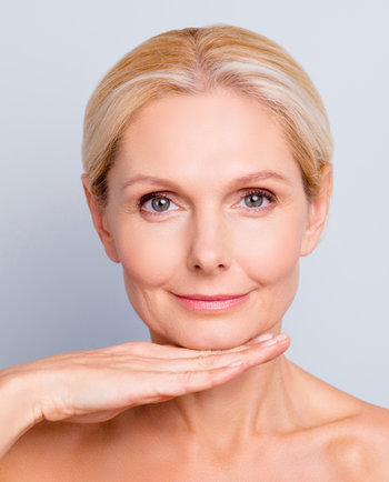 Intervju s specialistko dermatovenerologije: Kakšen pregled kože bi morale opraviti ženske v menopavzi in kako pogosto?