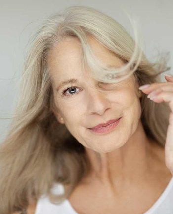 Vročinski valovi v menopavzi: vzroki, simptomi in kako se spoprijeti z njimi?