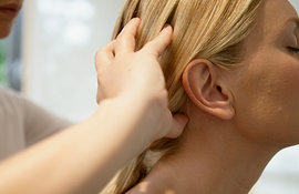 Mit o laseh: ali lahko masaža lasišča spodbudi rast las?